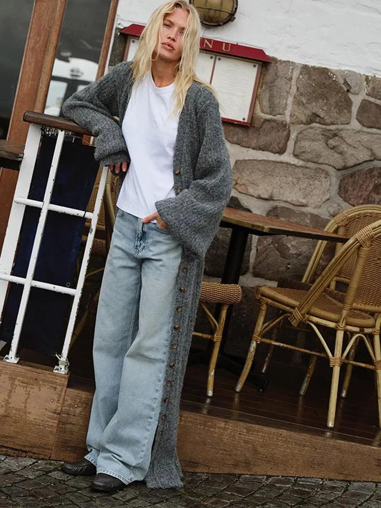 Gilet en maille gris à boutons simples.