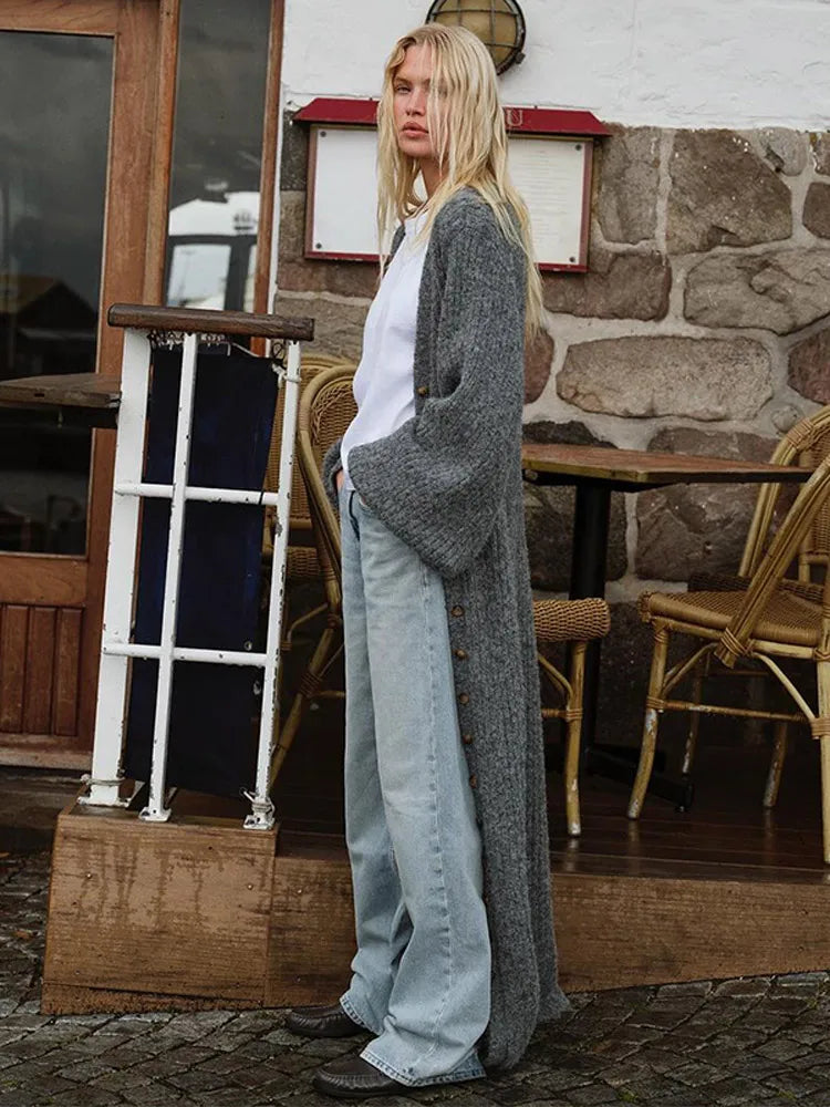 Gilet en maille gris à boutons simples.