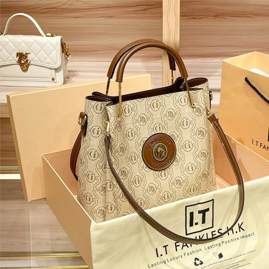 Sac à main femme de marque luxueuse et légère.