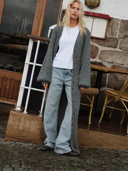 Gilet en maille gris à boutons simples.