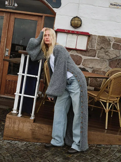 Gilet en maille gris à boutons simples.